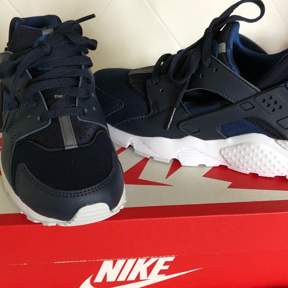 NEW Youth Size 5.5 Dark Blue Nike Huarache